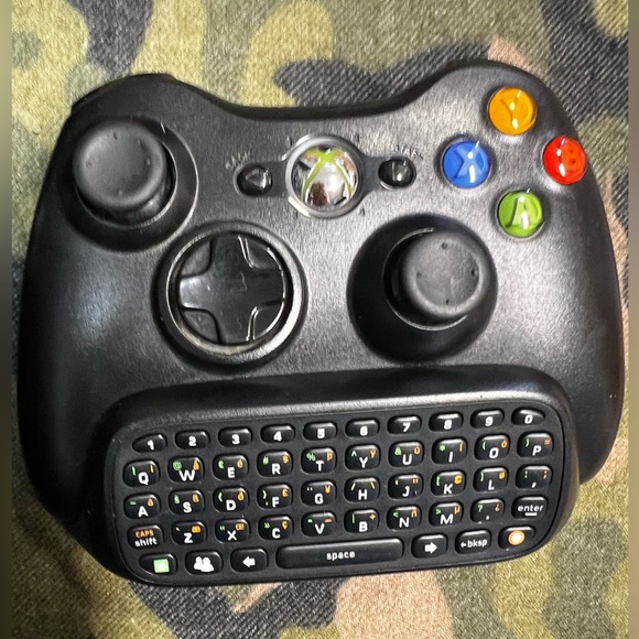XBOX 360 with remote and keyboard attachment - Picture 4 of 10
